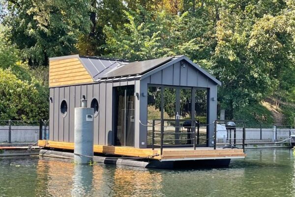 Waterstay Little Hut